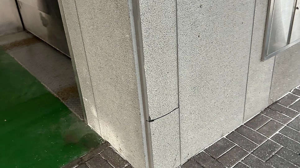 동일 코너 인접 구간 정상 화강석 마감