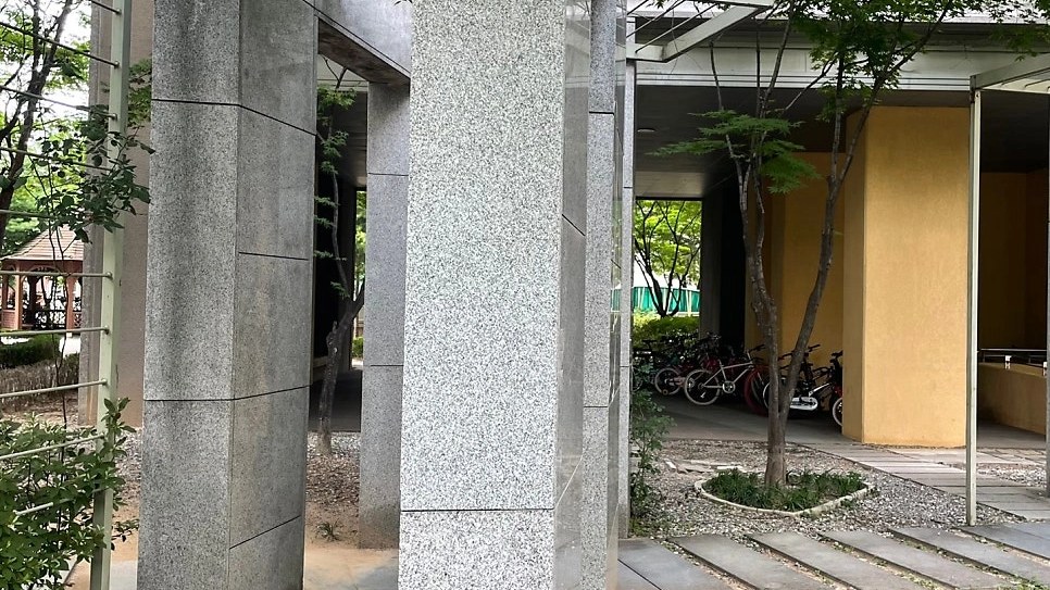 동일 단지 필로티 화강석 기둥 전경